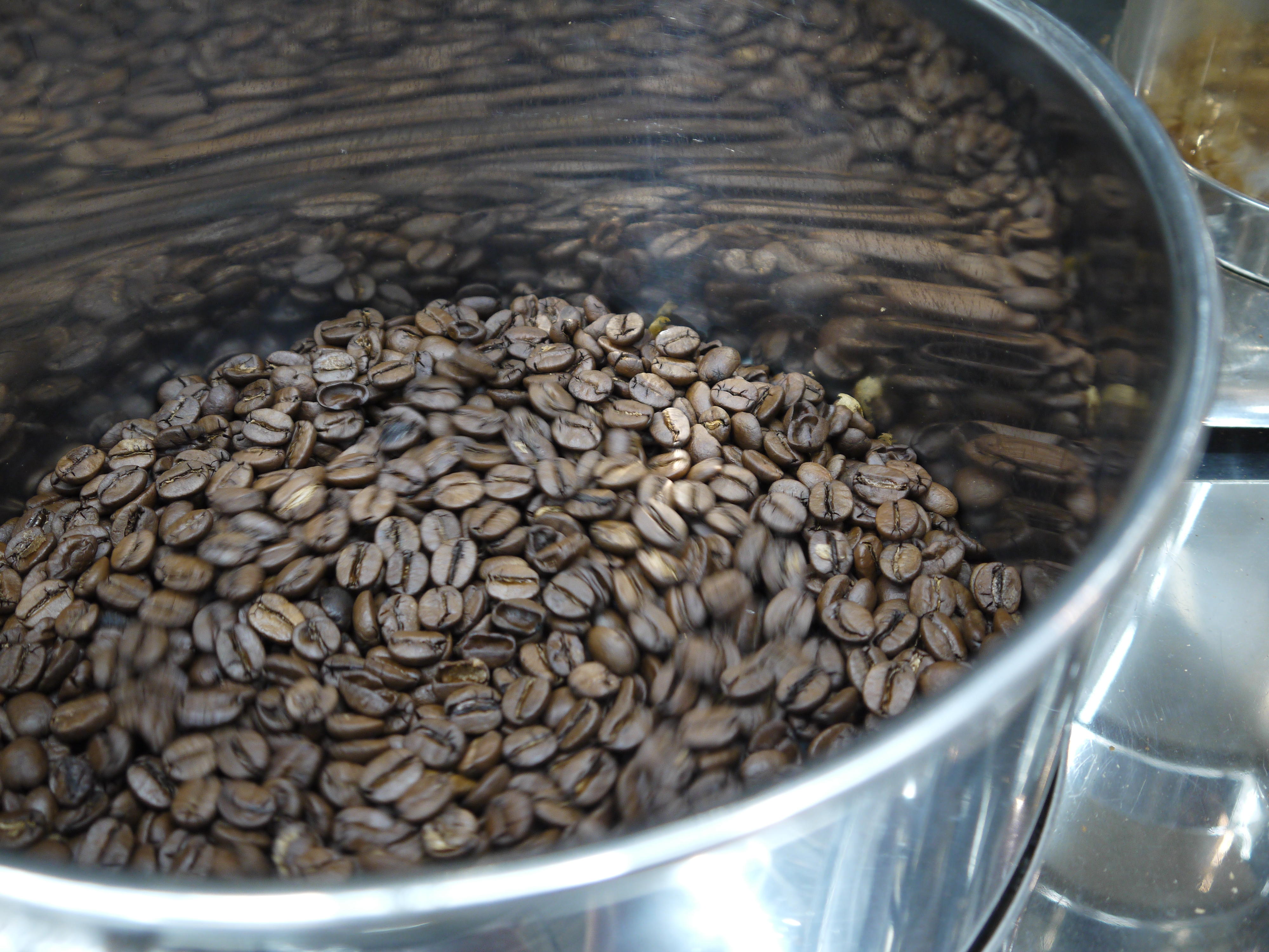 選りすぐりのコーヒー豆をあなた好みに焙煎。 『コーヒー焙煎』02